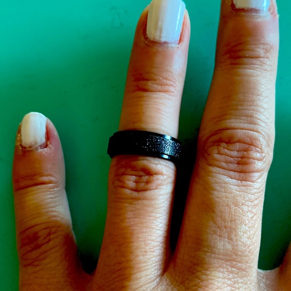 🆕NIP:Black Glitter on Black Fidget Ring: Size 6 - Picture 3 of 6